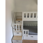 Etagenbett aus Holz mit Treppe und dekorativen Fensterläden für Kinder